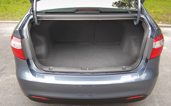 Багажник у Kia огромный – 500 литров, что на 46 литров больше, чем у Hyundai Solaris, за счет иной формы крышки багажника. Кнопка электрозамка на крышке имеется только в дорогих версиях машины, в остальных случаях замок можно разблокировать рукояткой из салона, либо кнопкой на брелоке.