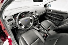 Ford Focus<br>Интерьер Focus радует благородной архитектурой и мягкими пластиками. Не возникло замечаний и по эргономике водительского места: все выверено до мелочей