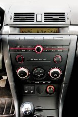 Mazda 3 На центральный дисплей выводятся параметры климатической установки и аудиосистемы