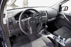 Отделка интерьера Nissan Pathfinder выполнена из добротных материалов на высоком европейском уровне. Кнопки управления круиз-контролем и аудиосистемой продублированы на спицах рулевого колеса