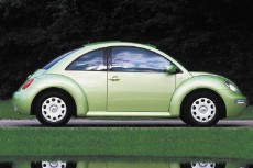 VW New Beetle Мотивы старого «Жука» и фольксвагеновский «геометризм», характерный для периода смены тысячелетий, объединены в стиле New Beetle довольно органично
