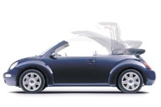Несмотря на повальную моду на купе-кабриолеты, New Beetle — классический кабриолет, причем, как и у легендарного предка, его сложенная крыша нависает над кормой
