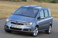 Opel Zafira Стеклянная крыша становится фирменной «фишкой» семейства Astra. Полгода назад — Astra Coupe с ветровым стеклом до вторых стоек, теперь —«прозрачная» Zafira
