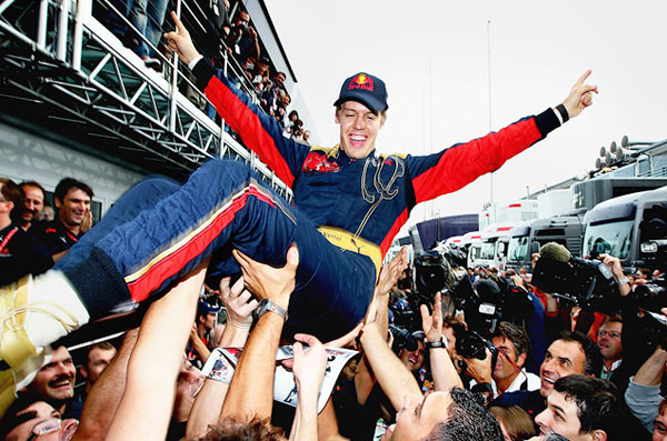Гран-при Италии 2008 года в Монце наверняка в историю Формулы-1 как одна из самых удивительных гонок чемпионата. Для начала Феттель завоевал поул-позицию, одолев всех претендентов на титул, а затем с алогичной легкостью оторвался от всех преследователей и довел этап до победы. Механики никогда не знавшие призового шампанского Toro Rosso буквально носили Себастьяна на руках.