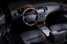 Внутри Hyundai Grandeur (он же — TG) чувствуешь себя вполне по «аудийно-мерседесовски»: коробка-«автомат», сдержанный дизайн, качественные материалы. И все очень аккуратно собрано воедино. Придраться можно разве что к обилию дерева